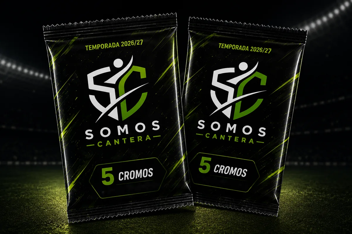 Dos sobres de cromos de Somos Cantera, temporada 2026/27, con cinco cromos